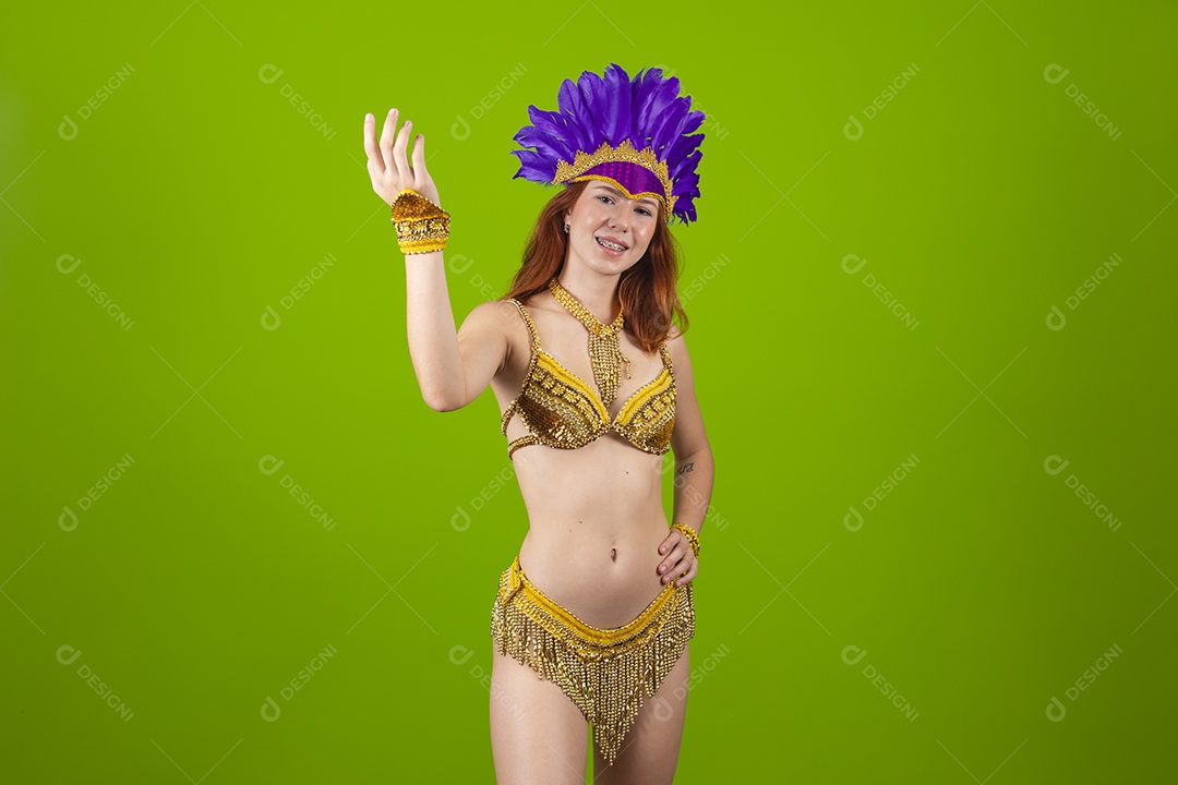 Linda mulher jovem usando fantasia de carnaval sobre fundo isolado