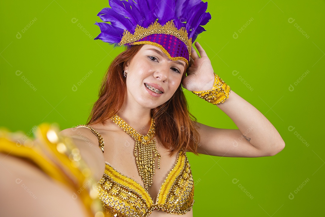 Linda mulher jovem usando fantasia de carnaval sobre fundo isolado
