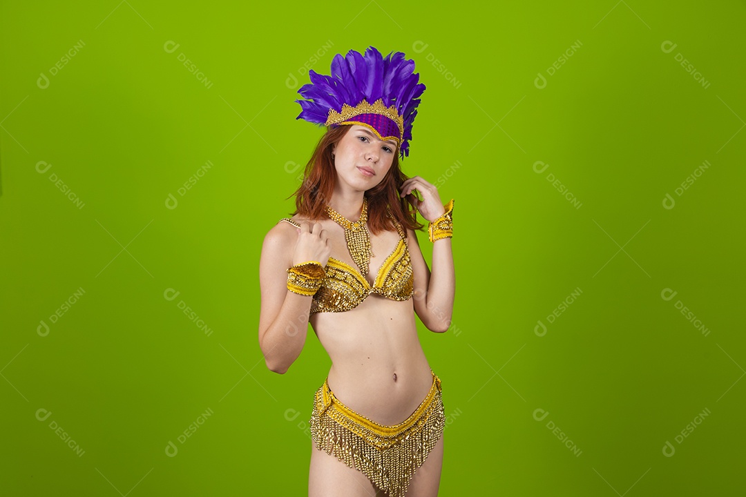 Linda mulher jovem usando fantasia de carnaval sobre fundo isolado