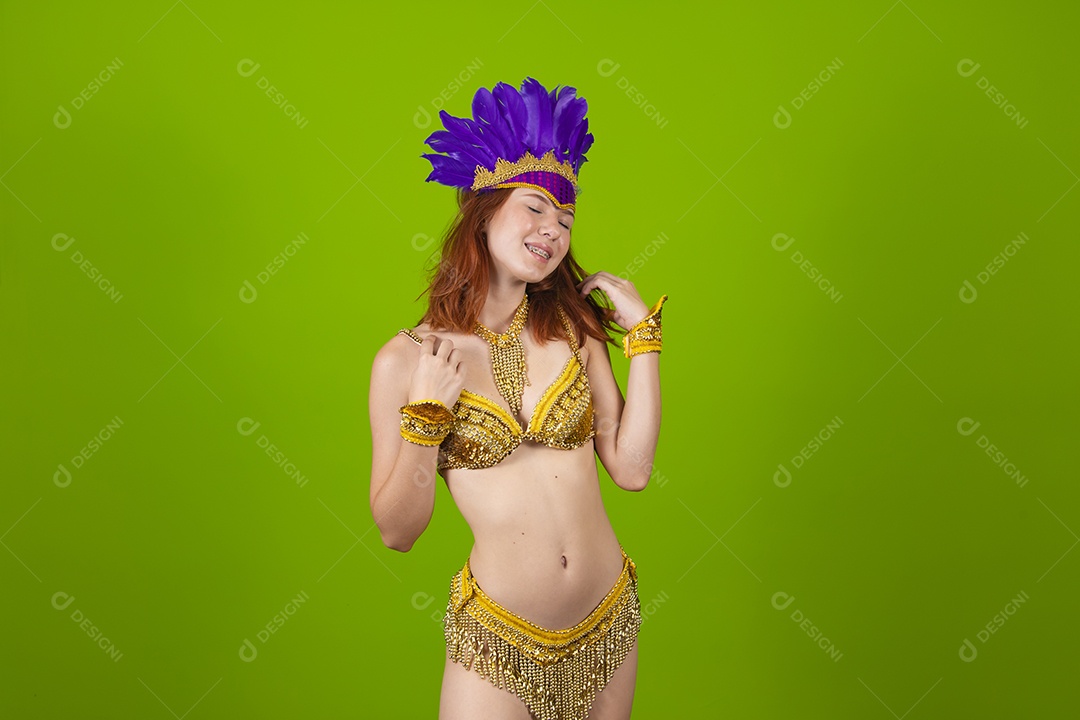 Linda mulher jovem usando fantasia de carnaval sobre fundo isolado