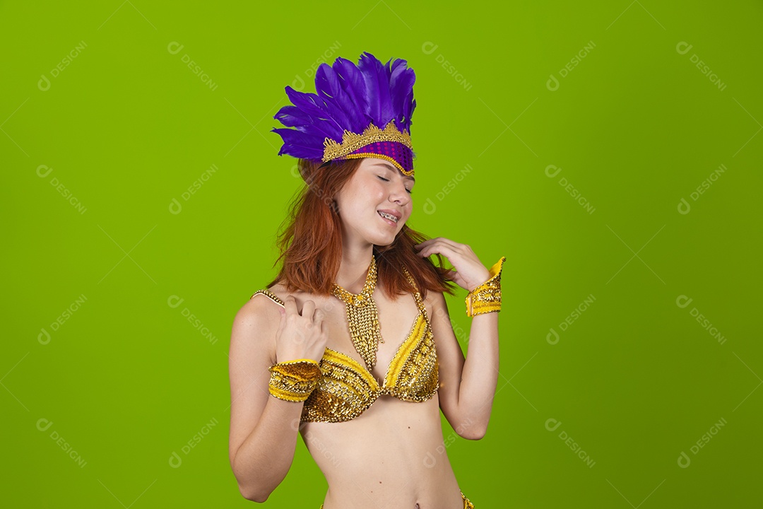 Linda mulher jovem usando fantasia de carnaval sobre fundo isolado