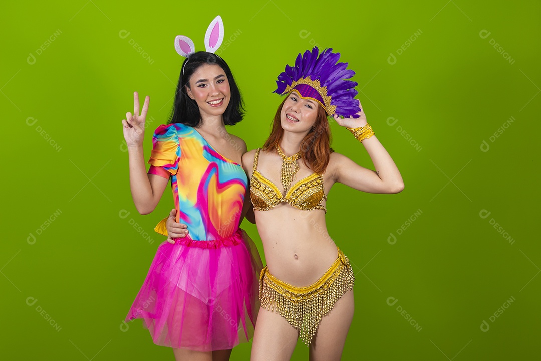 Lindas mulheres jovens usando fantasia de carnaval sobre fundo isolado