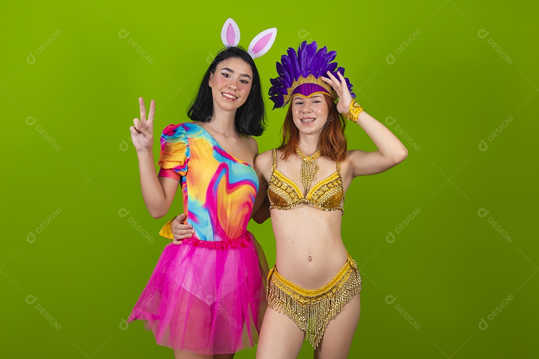 Lindas mulheres jovens usando fantasia de carnaval sobre fundo isolado
