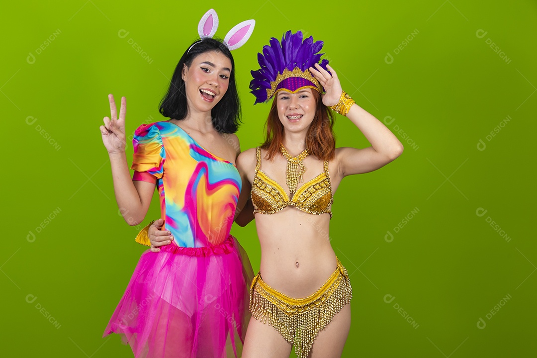 Lindas mulheres jovens usando fantasia de carnaval sobre fundo isolado