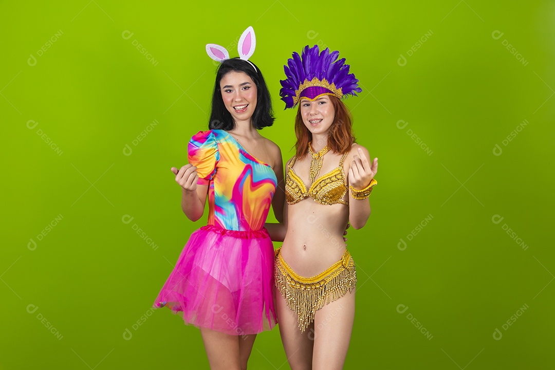 Lindas mulheres jovens usando fantasia de carnaval sobre fundo isolado