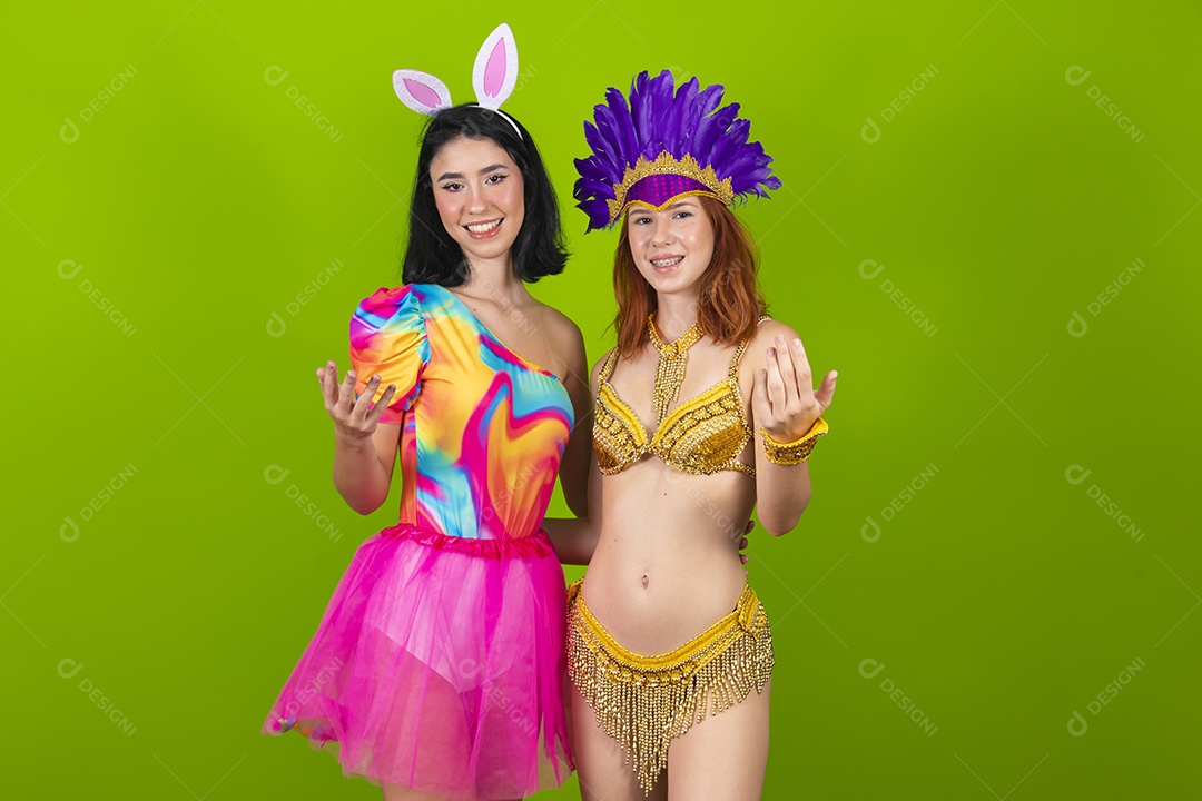 Lindas mulheres jovens usando fantasia de carnaval sobre fundo isolado