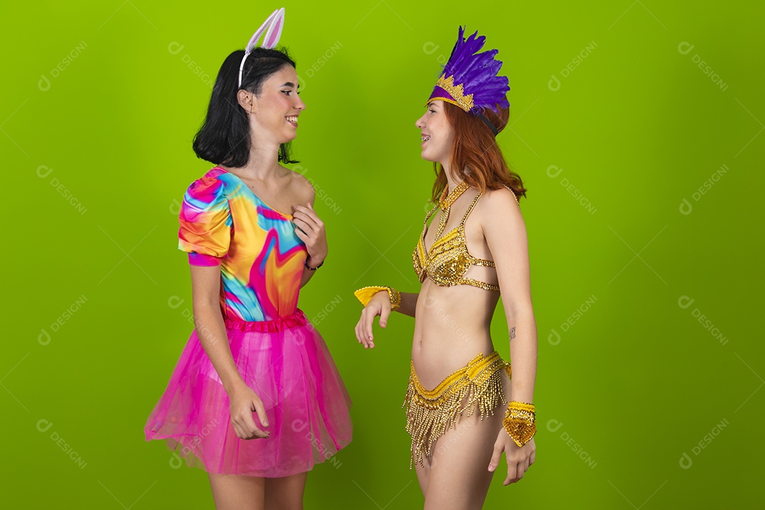 Lindas mulheres jovens usando fantasia de carnaval sobre fundo isolado
