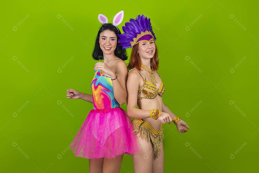 Lindas mulheres jovens usando fantasia de carnaval sobre fundo isolado