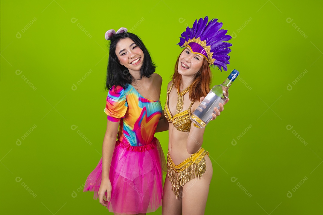 Lindas mulheres jovens usando fantasia de carnaval sobre fundo isolado