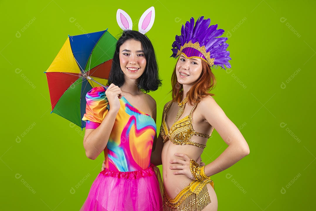 Lindas mulheres jovens usando fantasia de carnaval sobre fundo isolado