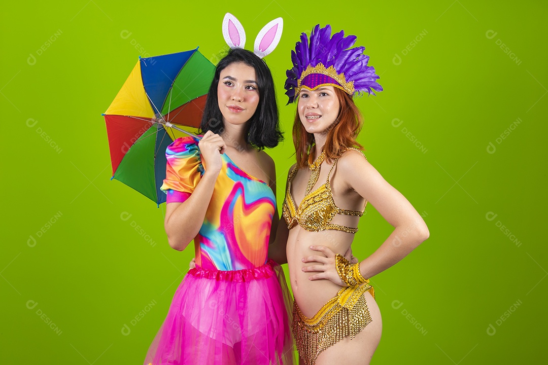 Lindas mulheres jovens usando fantasia de carnaval sobre fundo isolado