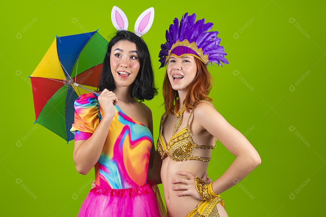 Lindas mulheres jovens usando fantasia de carnaval sobre fundo isolado