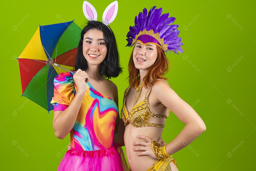 Lindas mulheres jovens usando fantasia de carnaval sobre fundo isolado