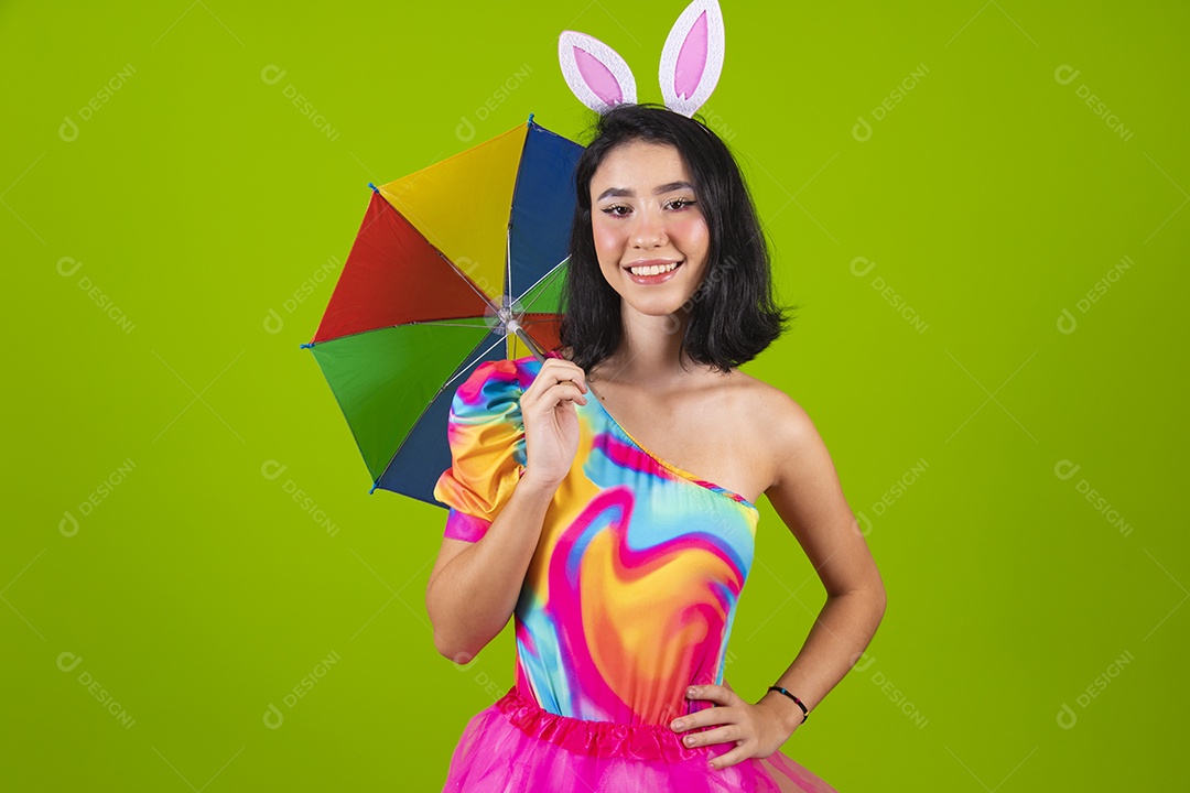 Linda mulher jovem usando fantasia de carnaval sobre fundo isolado