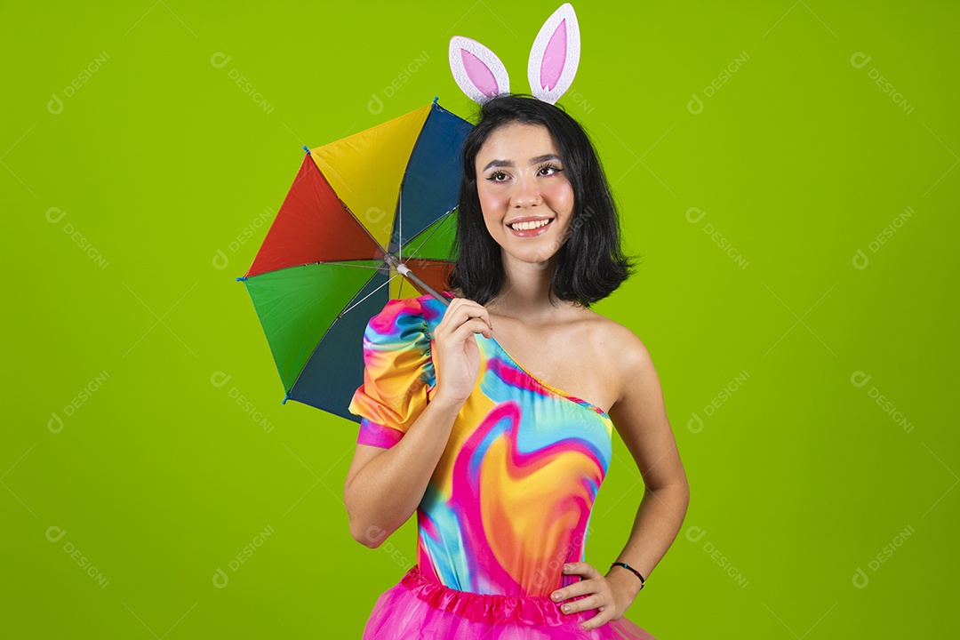Linda mulher jovem usando fantasia de carnaval sobre fundo isolado
