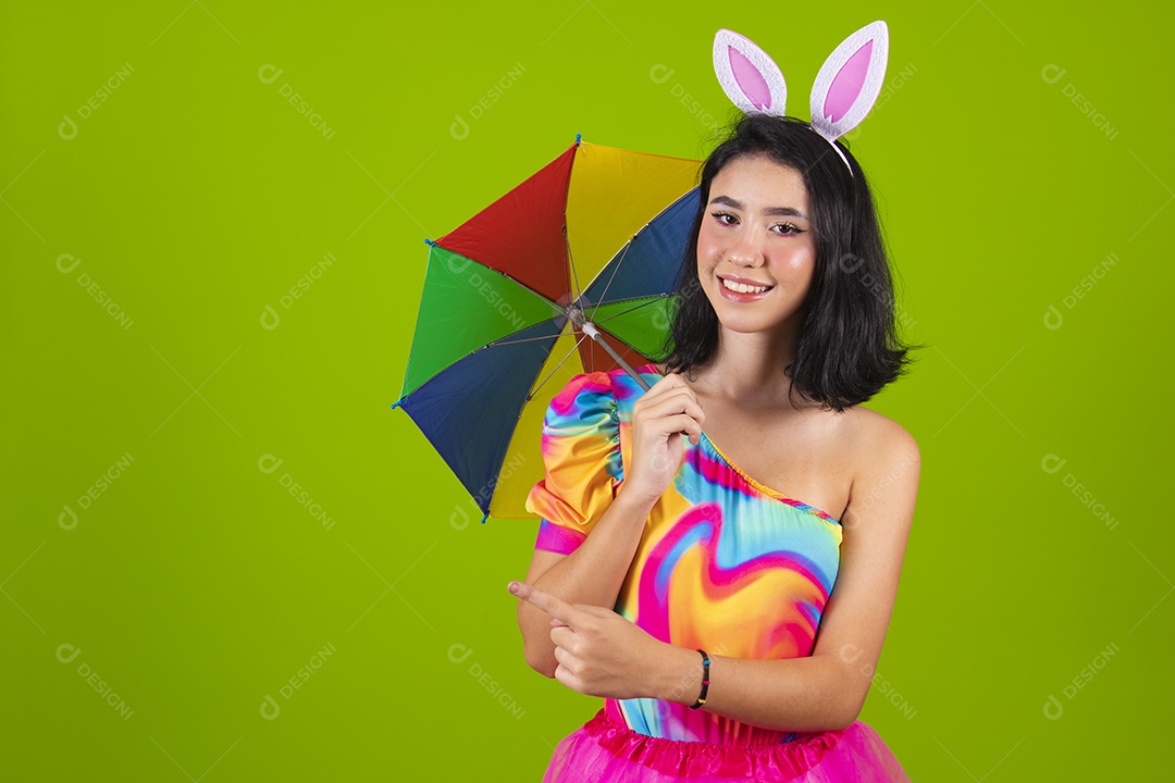 Linda mulher jovem usando fantasia de carnaval sobre fundo isolado