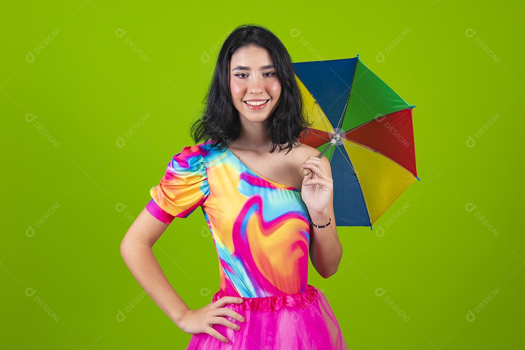 Linda mulher jovem usando fantasia de carnaval sobre fundo isolado