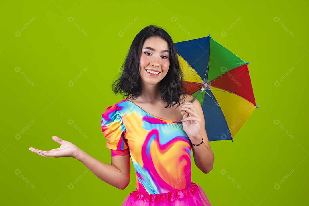 Linda mulher jovem usando fantasia de carnaval sobre fundo isolado
