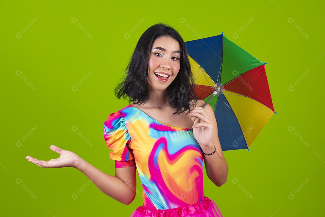 Linda mulher jovem usando fantasia de carnaval sobre fundo isolado