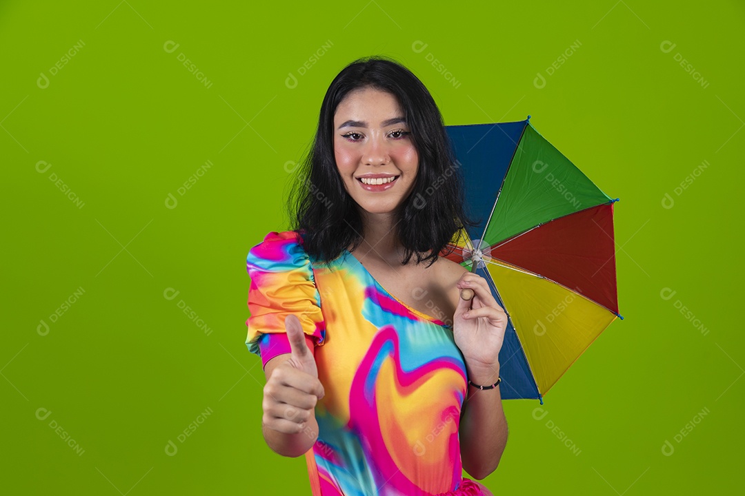 Linda mulher jovem usando fantasia de carnaval sobre fundo isolado
