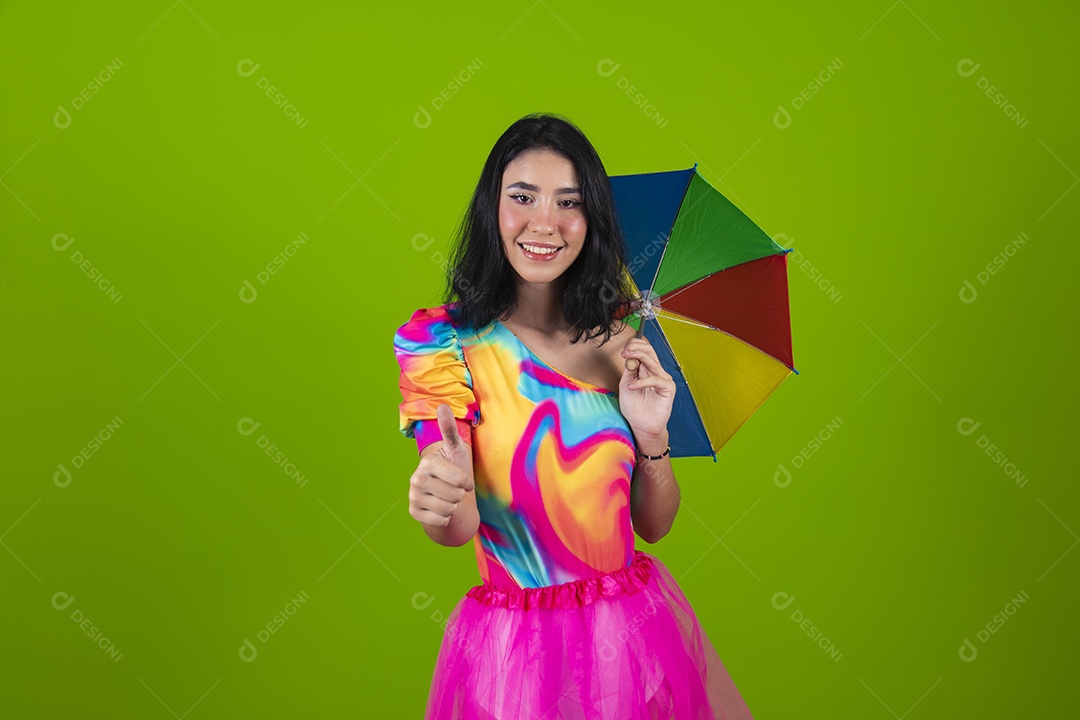Linda mulher jovem usando fantasia de carnaval sobre fundo isolado