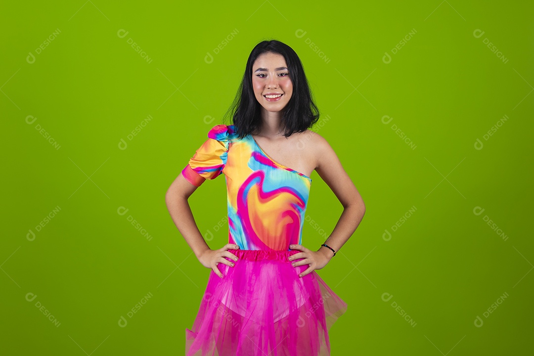 Linda mulher jovem usando fantasia de carnaval sobre fundo isolado