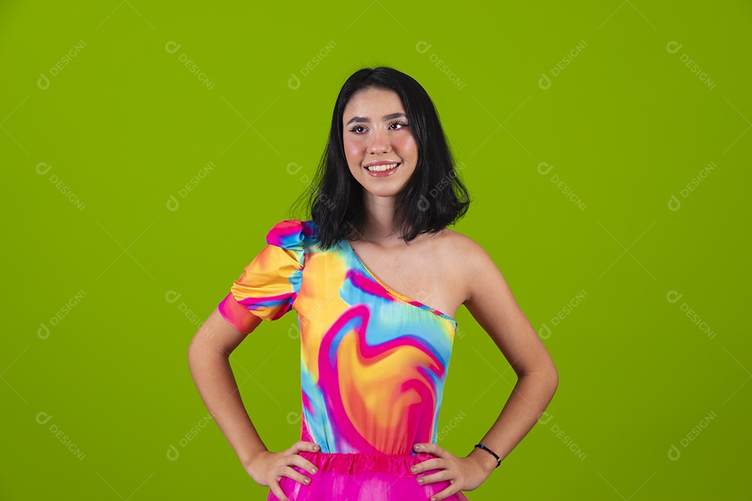 Linda mulher jovem usando fantasia de carnaval sobre fundo isolado