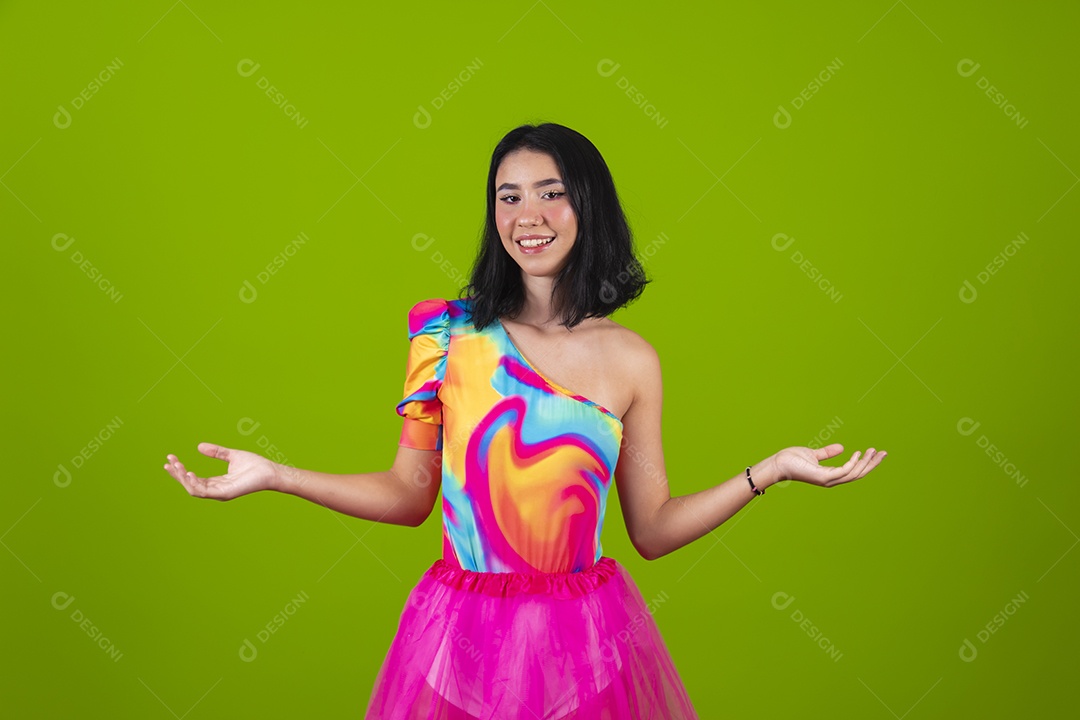 Linda mulher jovem usando fantasia de carnaval sobre fundo isolado