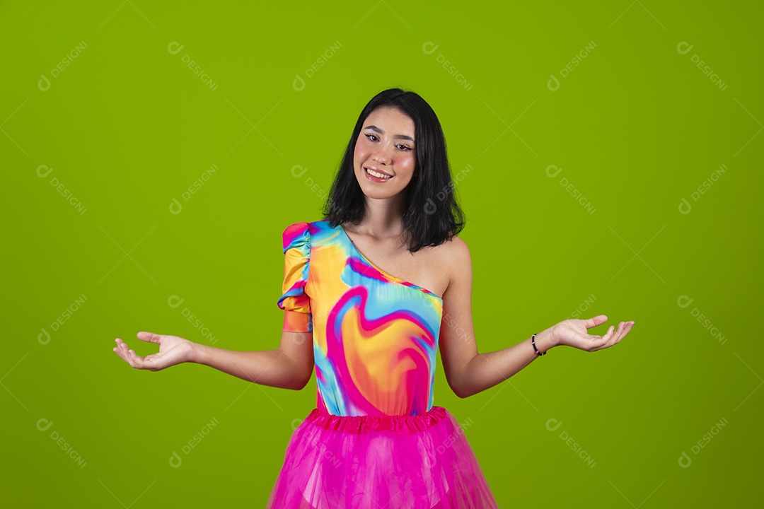 Linda mulher jovem usando fantasia de carnaval sobre fundo isolado