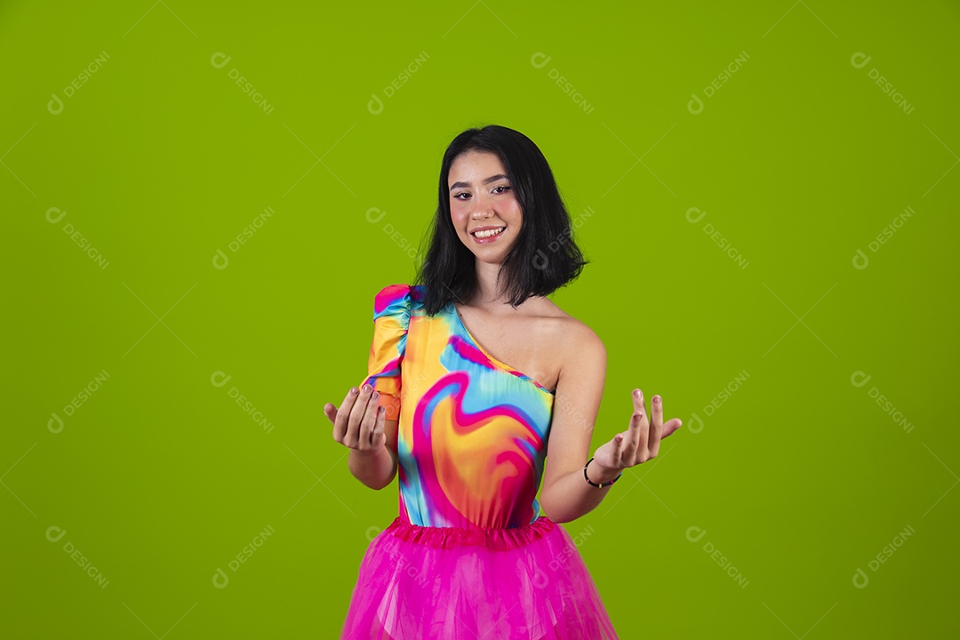 Linda mulher jovem usando fantasia de carnaval sobre fundo isolado