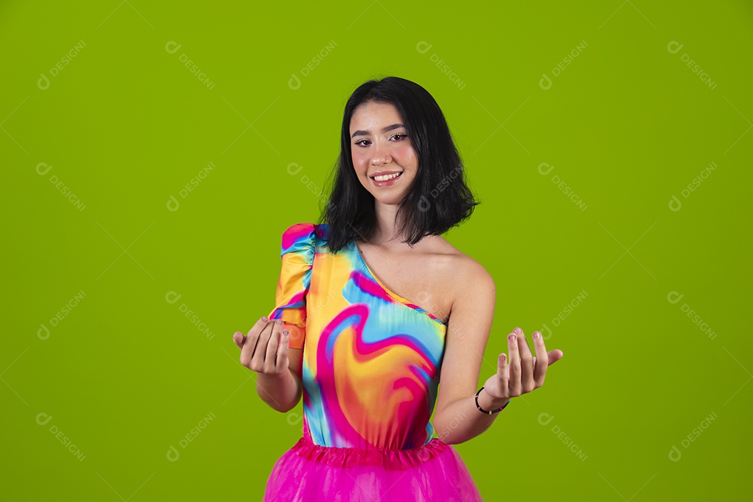 Linda mulher jovem usando fantasia de carnaval sobre fundo isolado