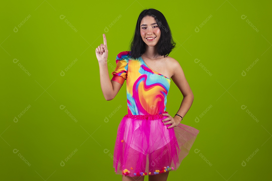 Linda mulher jovem usando fantasia de carnaval sobre fundo isolado