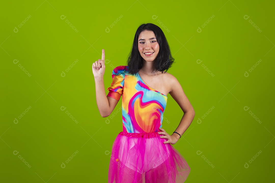 Linda mulher jovem usando fantasia de carnaval sobre fundo isolado