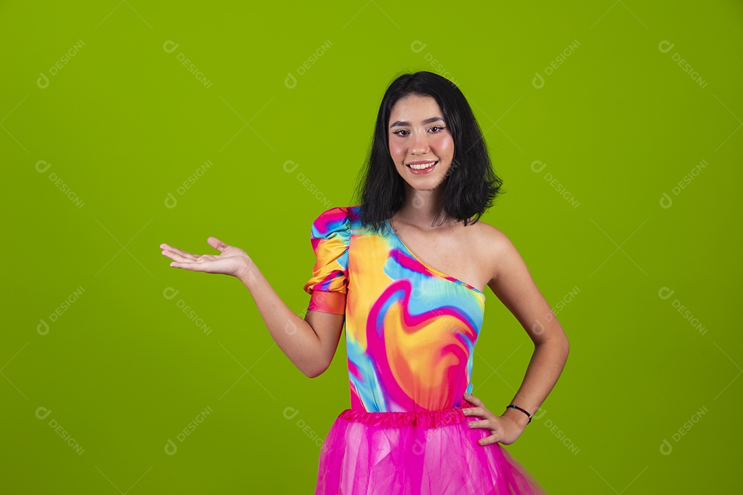 Linda mulher jovem usando fantasia de carnaval sobre fundo isolado