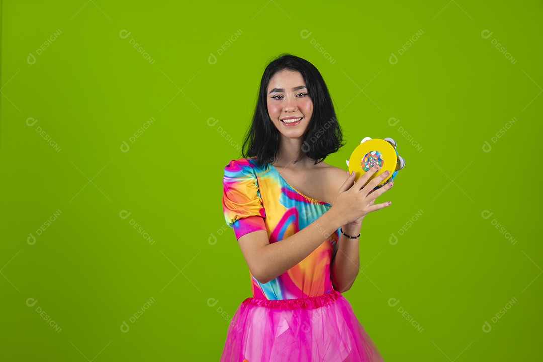 Linda mulher jovem usando fantasia de carnaval sobre fundo isolado