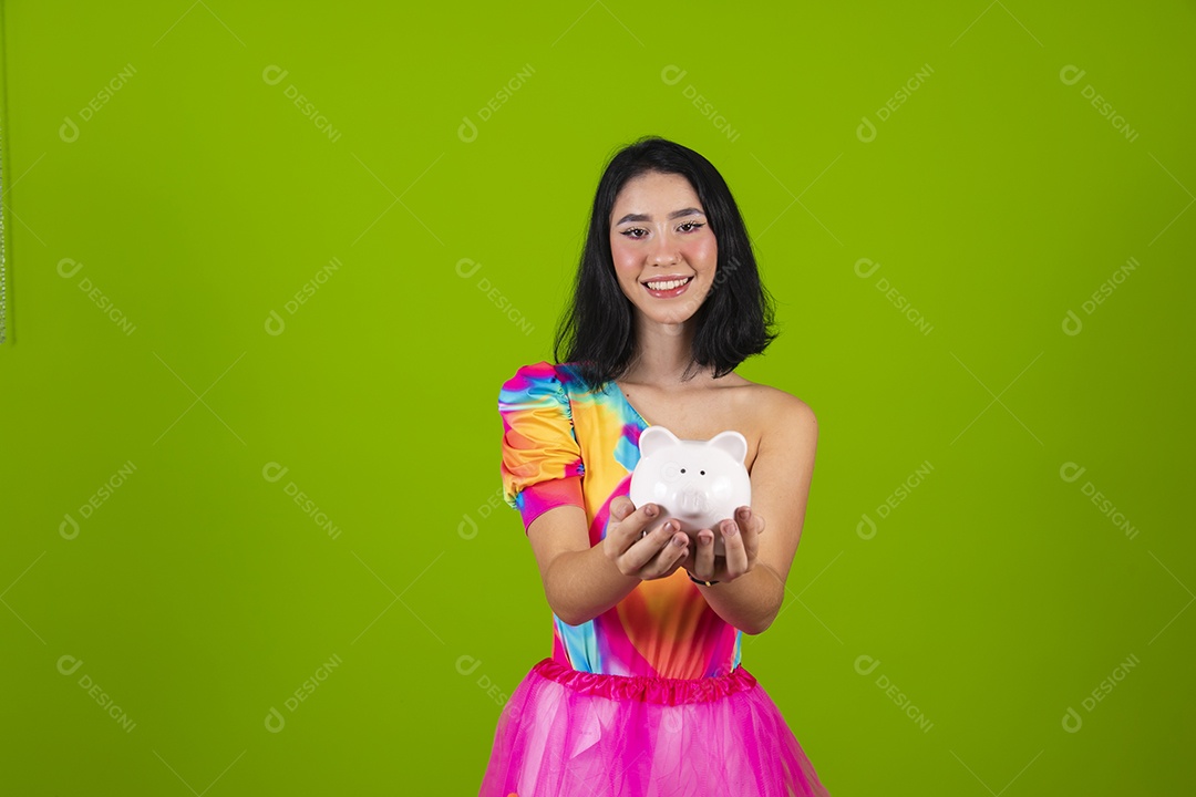 Linda mulher jovem usando fantasia de carnaval sobre fundo isolado