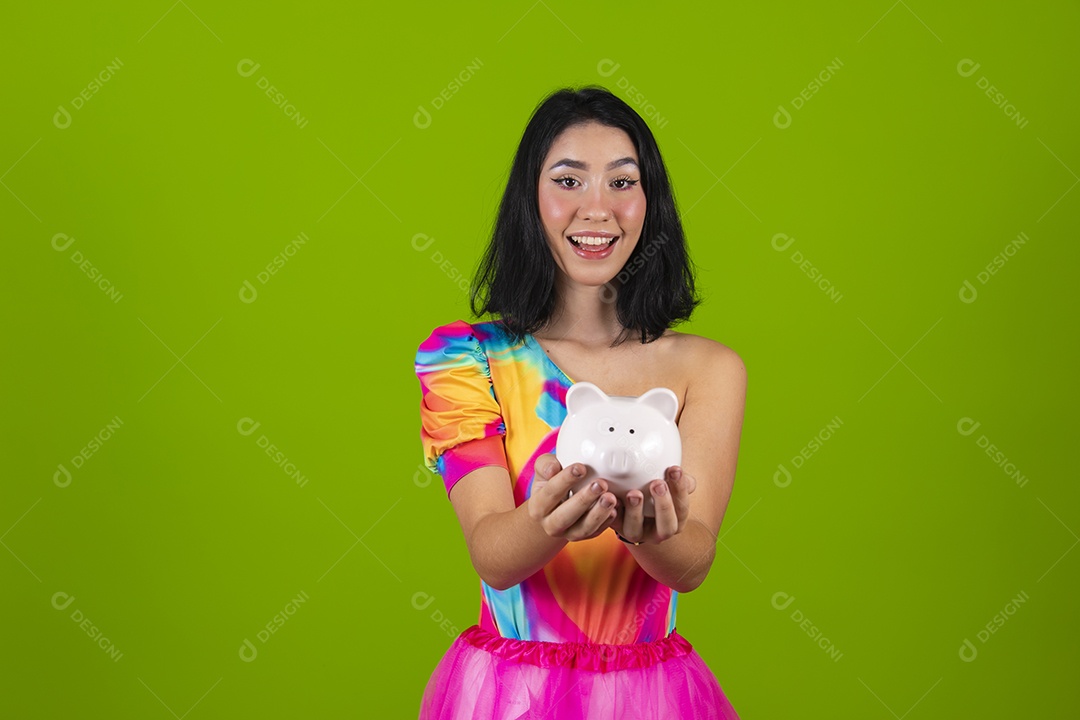 Linda mulher jovem usando fantasia de carnaval sobre fundo isolado