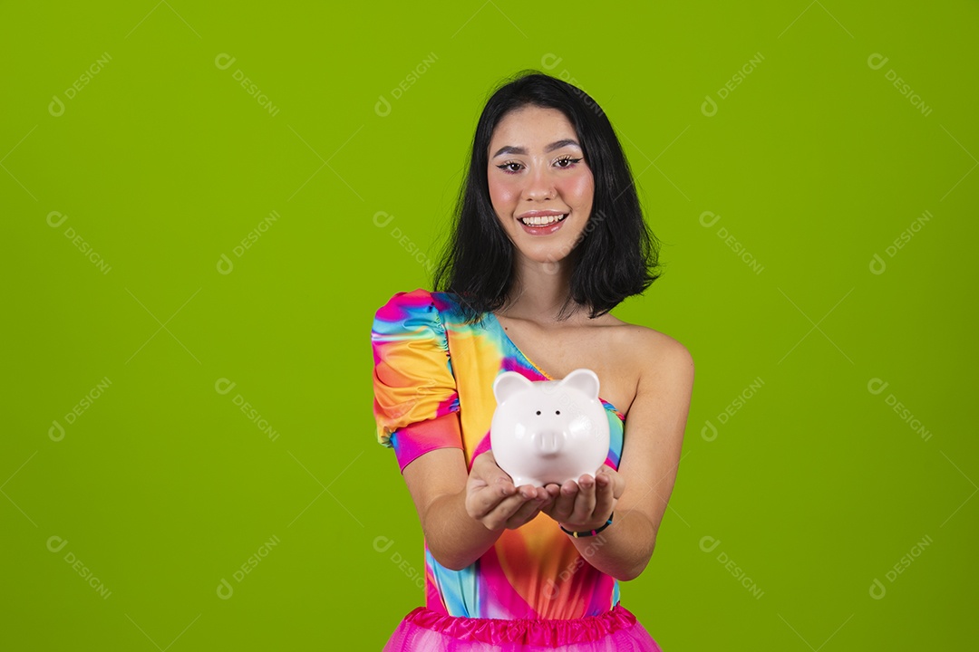 Linda mulher jovem usando fantasia de carnaval sobre fundo isolado