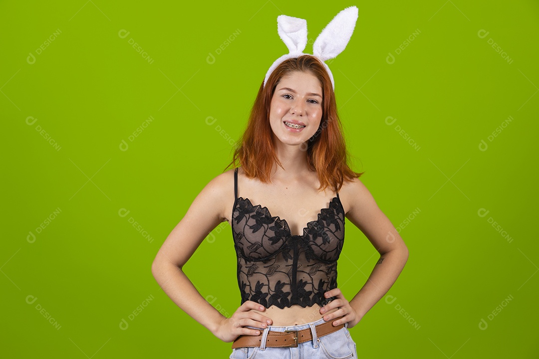 Linda Mulher garota usando fantasia de coelho Conceito Feliz Páscoa