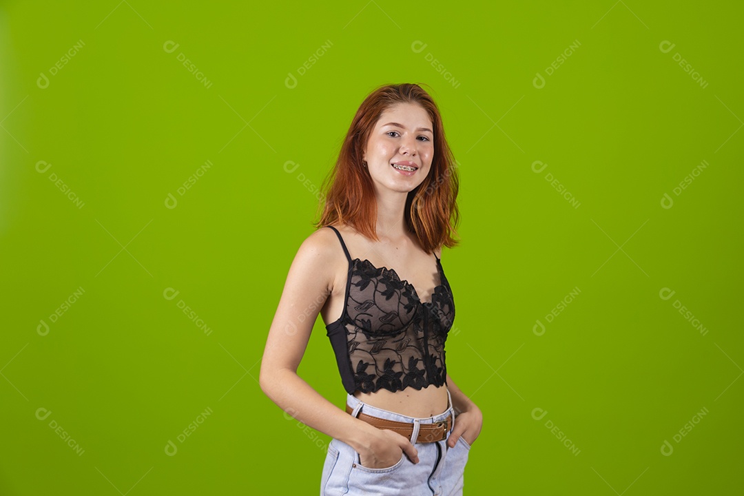 Linda mulher jovem garota cabelo sobre fundo isolado