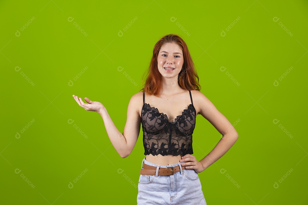 Linda mulher jovem garota cabelo sobre fundo isolado