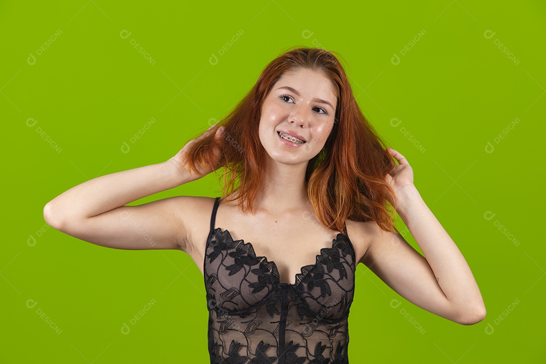 Linda mulher jovem garota cabelo sobre fundo isolado