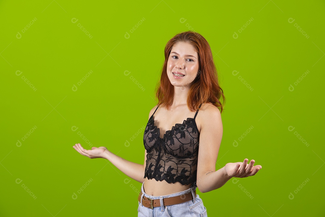 Linda mulher jovem garota cabelo sobre fundo isolado