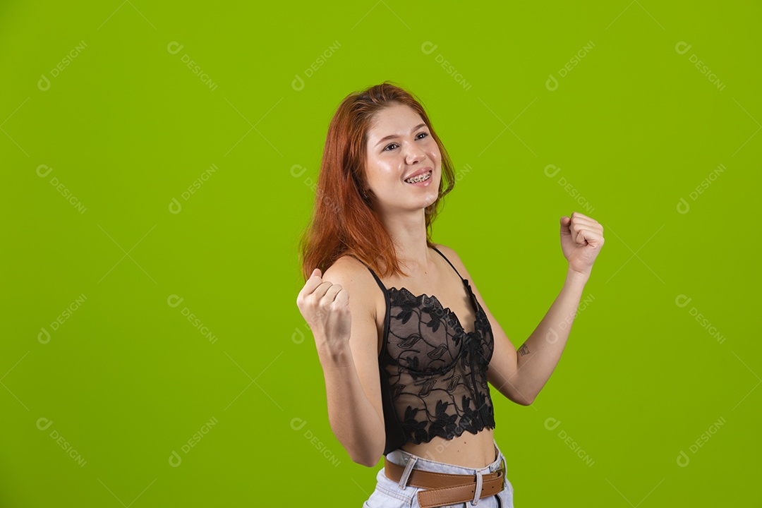 Linda mulher jovem garota cabelo sobre fundo isolado