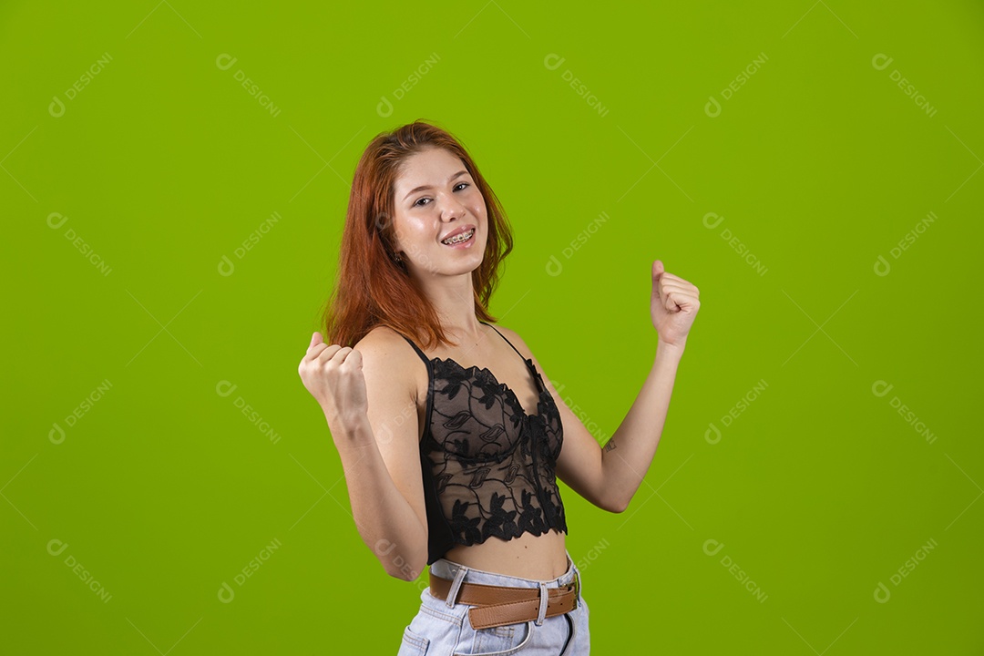 Linda mulher jovem garota cabelo sobre fundo isolado