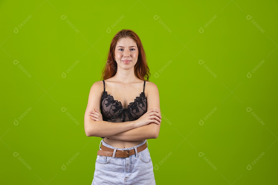 Linda mulher jovem garota cabelo sobre fundo isolado