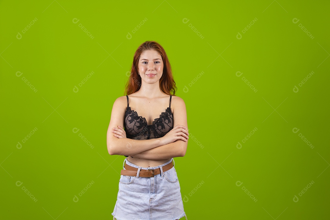 Linda mulher jovem garota cabelo sobre fundo isolado