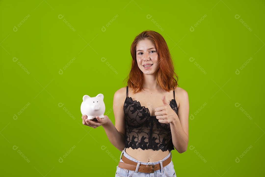 Linda mulher jovem garota segurando cofrinho