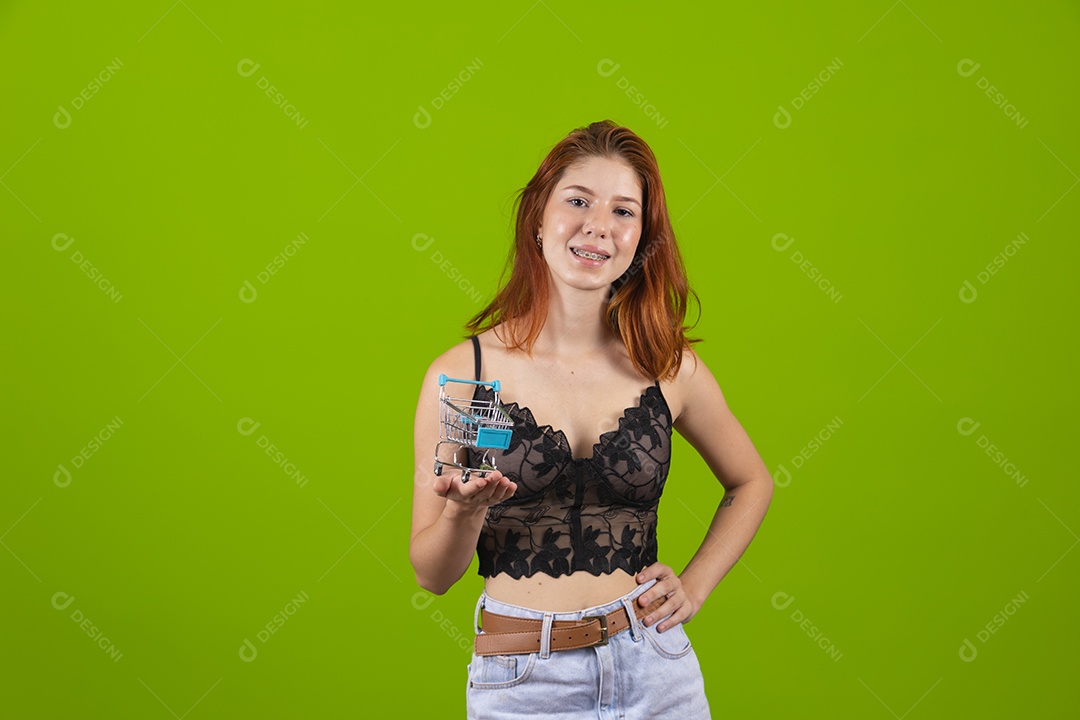 Linda mulher jovem garota segurando carrinho de compras