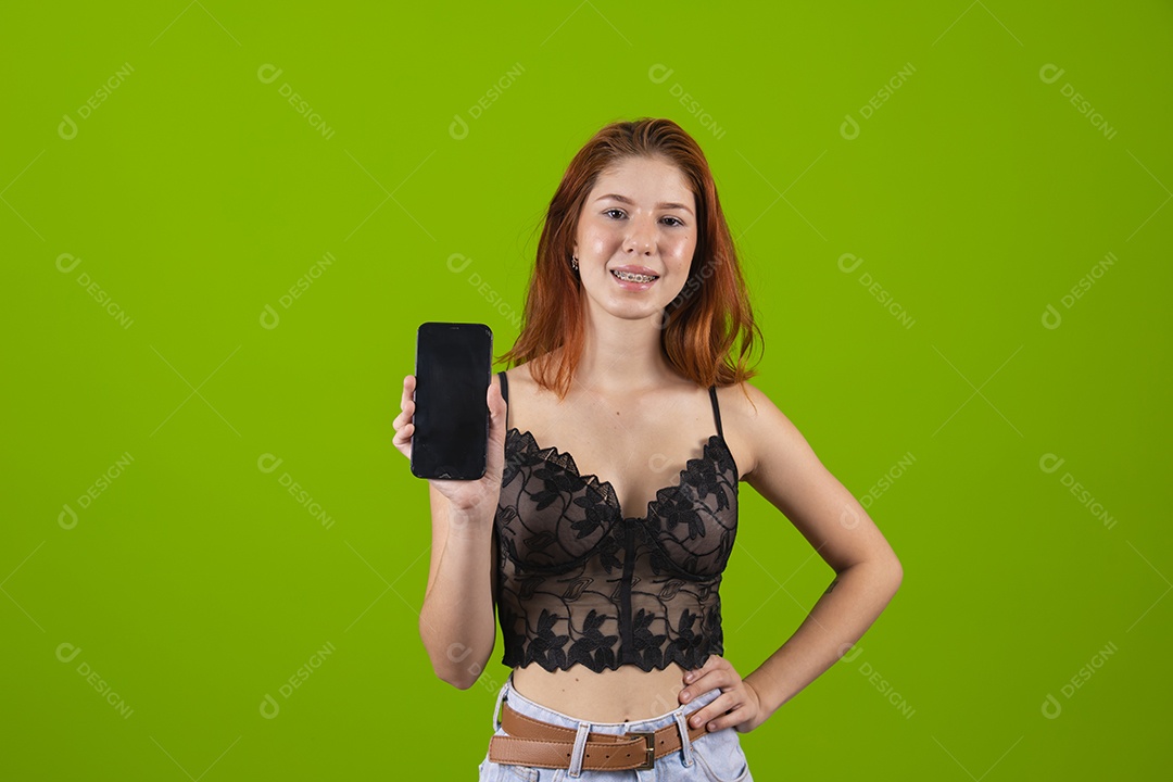 Linda mulher jovem garota segurando celular